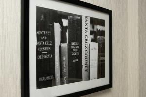 une image encadrée de livres suspendus sur un mur dans l'établissement Hotel Paradox, Autograph Collection, à Santa Cruz