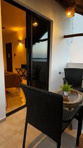 - Sala de estar con mesa y sillas y vistas al océano en CASA DELFINES RIO LAGARTOS, en Río Lagartos