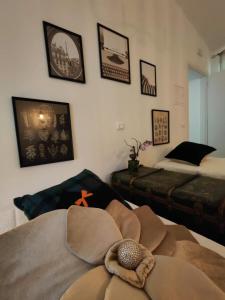um quarto com duas camas e um sofá em Garda Relais Antica Romelia em Montichiari