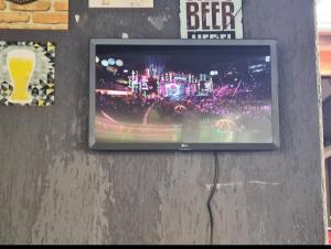 ein Flachbildfernseher, der an einer Wand hängt in der Unterkunft Casa mobiliada para periodo da tecnoshow 3 quartos sendo uma suíte sala copa cozinha área de lazer com piscina e bar molhado com churrasqueira 4 banheiros cozinha montada na área de lazer com 2 churrasqueiras elétrica e comum in Rio Verde