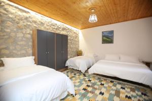 Postelja oz. postelje v sobi nastanitve Guest House Bashaj Village