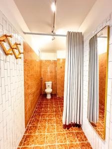 uma casa de banho com um WC e uma cortina de chuveiro em La Casa Di Decembre - Nguyễn Như Đổ em Hanói