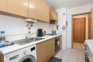 una cocina con fregadero y lavadora en NEW - Portimao Casinha, en Praia da Rocha