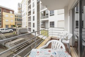 Un balcón con dos sillas y una mesa. en NEW - Portimao Casinha, en Praia da Rocha