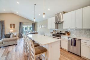 O bucătărie sau chicinetă la Wildwood Vacation Rental - Walk to the Beach!