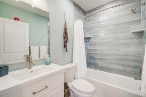 O baie la Wildwood Vacation Rental - Walk to the Beach! +23 fotografii
