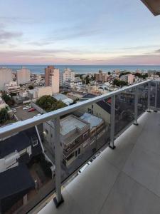 desde el balcón de un edificio con vistas a la ciudad en Departamento excelente vista.-, en Comodoro Rivadavia