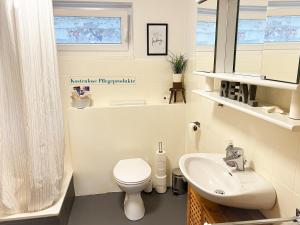y baño con aseo blanco y lavamanos. en modern Room with Netflix in Porta Westfalica en Porta Westfalica