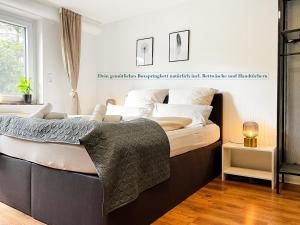 1 dormitorio con 1 cama grande con almohadas blancas en modern Room with Netflix in Porta Westfalica en Porta Westfalica