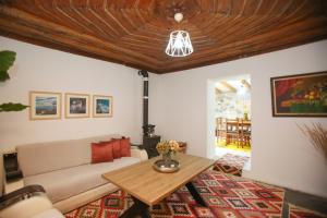 ein Wohnzimmer mit einem Sofa und einem Tisch in der Unterkunft Guest House Bashaj in Bashaj