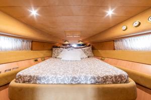 ein Bett auf der Rückseite eines Bootes in der Unterkunft "ULTIMA" una barca per sognare in Bari