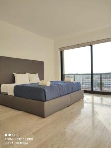 Lomas de Angelopolis的住宿－Departamento en Punto Horizonte, Sonata Puebla，一间卧室设有一张床和一个大窗户