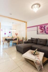 a living room with a couch and a table at 5 Sterne Ferienwohnung mit 2 Schlafzimmer, 2 Bäder, Badewanne und eigener Infrarotsauna in Arnbruck