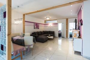 a living room with a couch and a table at 5 Sterne Ferienwohnung mit 2 Schlafzimmer, 2 Bäder, Badewanne und eigener Infrarotsauna in Arnbruck