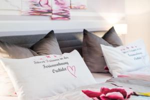 a bed with a pillow with a heart on it at 5 Sterne Ferienwohnung mit 2 Schlafzimmer, 2 Bäder, Badewanne und eigener Infrarotsauna in Arnbruck