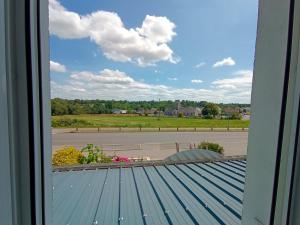 una vista desde la ventana de un techo en La cocotte normande en Coudeville