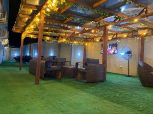 una camera con palco, sedie e luci di Emmaag Hotel, Ibadan a Ibadan