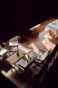 z salonu ze stołem i krzesłami w obiekcie Chalet Viñales w mieście Les Houches