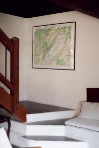 una habitación con un mapa en la pared y un sofá en Chalet Viñales, en Les Houches