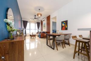 uma cozinha e sala de estar com mesa e cadeiras em [500MbpsNETFLIX] Luxury Suite 6+1 Pax M Vertica em Kuala Lumpur