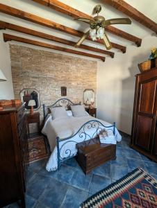 Schlafzimmer mit einem Bett und einem Deckenventilator in der Unterkunft Villa Baia di Cornino in Custonaci