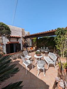 eine Terrasse mit einem Haufen Stühle und Tische in der Unterkunft Villa Baia di Cornino in Custonaci