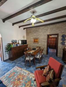 ein Wohnzimmer mit einem Tisch und Stühlen in der Unterkunft Villa Baia di Cornino in Custonaci