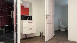a bathroom with a sink and a toilet at Balnéo Blanche Porte - Arrivée autonome in Tourcoing +23 photos