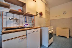 cocina con fregadero y fogones en Ferienwohnung in Garmisch-Partenkirchen mit Terrasse - b60502, en Garmisch-Partenkirchen