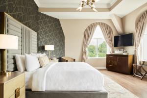 - une chambre avec un grand lit et une télévision dans l'établissement The Chateau Grande Hotel, à East Brunswick