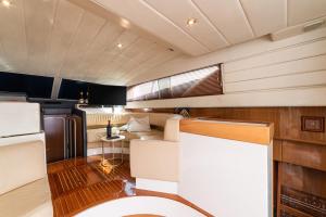 uma vista para o interior de um barco em "ULTIMA" una barca per sognare em Bari
