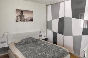 sypialnia z łóżkiem z czarno-białą ścianą w obiekcie Amazing View City Square Apartment w mieście Skopje
