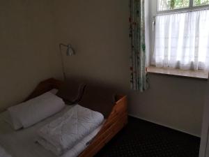 Rosa Canina, W7 في كيلينهوسن: سرير صغير في غرفة مع نافذة