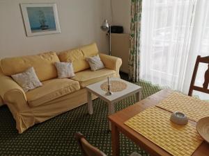 Rosa Canina, W7 في كيلينهوسن: غرفة معيشة مع أريكة وطاولة
