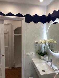 ソレントにあるSuite Lidia B&Bのバスルーム(洗面台、鏡付)