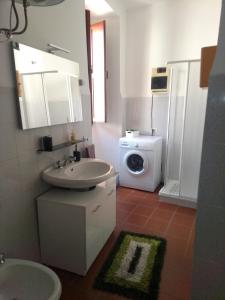 a bathroom with a sink and a washing machine at casa vacanza Sulmona centro in Sulmona