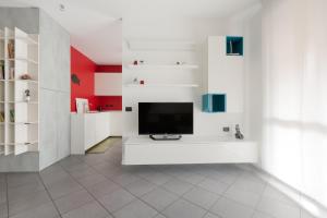 a living room with a tv on a white wall at [Niguarda] - Ampio e Moderno Trilocale in Milan