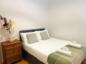 מיטה או מיטות בחדר ב-Cosy River View Flat at Temple Bar