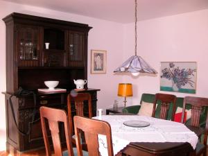 a dining room with a table and a chinaacistacistacist at Silva Mare, EG in Kellenhusen