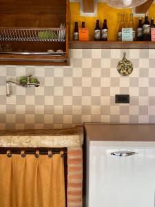 uma cozinha com um lavatório e um balcão em Casa Finetti em Casa Allegri