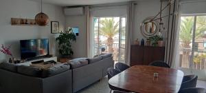 A seating area at Marsaxlokk Sea Front Apartment