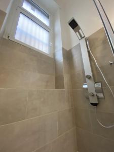 a bathroom with a shower with a window at Loft 18A Roma - Casa con ingresso indipendente e parcheggio gratuito in Rome