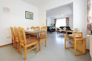 Un comedor con mesa y sillas en Deichblick, en Esens