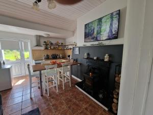 Kuchyň nebo kuchyňský kout v ubytování The Speak Easy Cottage Multyfarnham -Two Bedroom