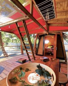 Bungalow Ti Koko في لو جوسيير: غرفة مع طاولة خشبية كبيرة على السطح