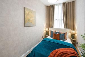 a bedroom with a bed with blue sheets and pillows at Charming 1-Bed Apartment in London in London