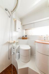 ein weißes Bad mit einem WC und einem Waschbecken in der Unterkunft "ULTIMA" una barca per sognare in Bari
