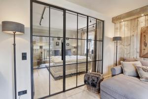 Ένα ή περισσότερα κρεβάτια σε δωμάτιο στο HOME Suites Loft mit Sauna
