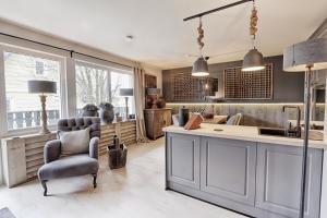 Χώρος καθιστικού στο HOME Suites Loft mit Sauna