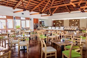 une salle à manger avec des tables et des chaises en bois dans l'établissement Hotel Casa de los Fundadores, à Villa de Leyva